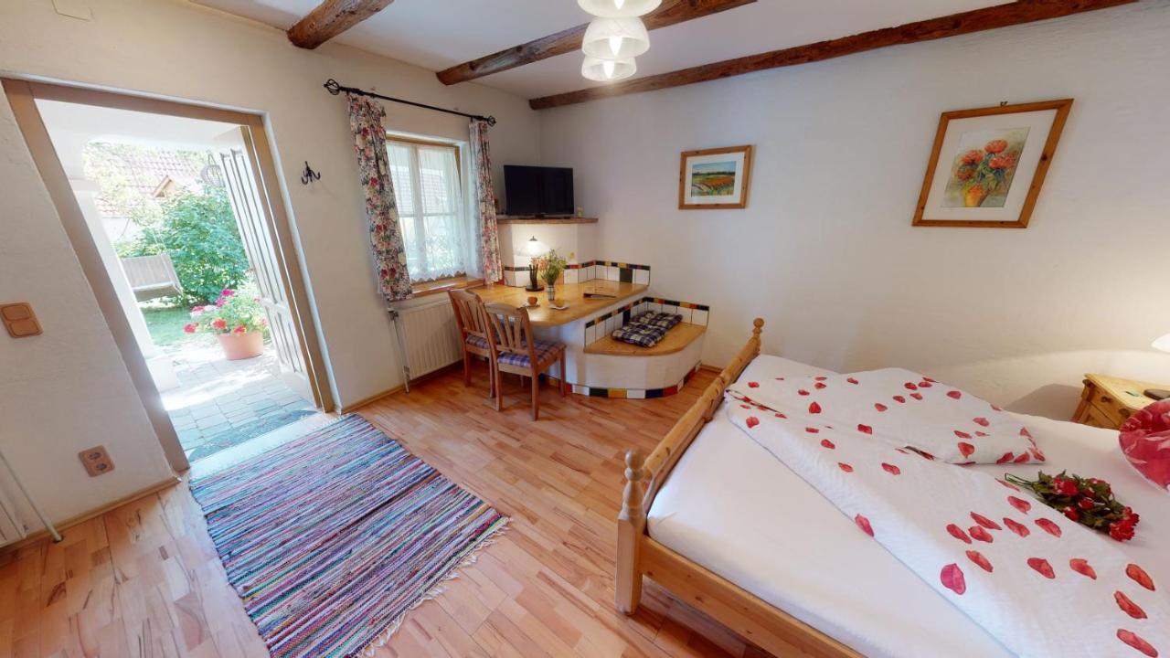 Отель Weingut Bohrn Himmelbett Herrnbaumgarten Экстерьер фото