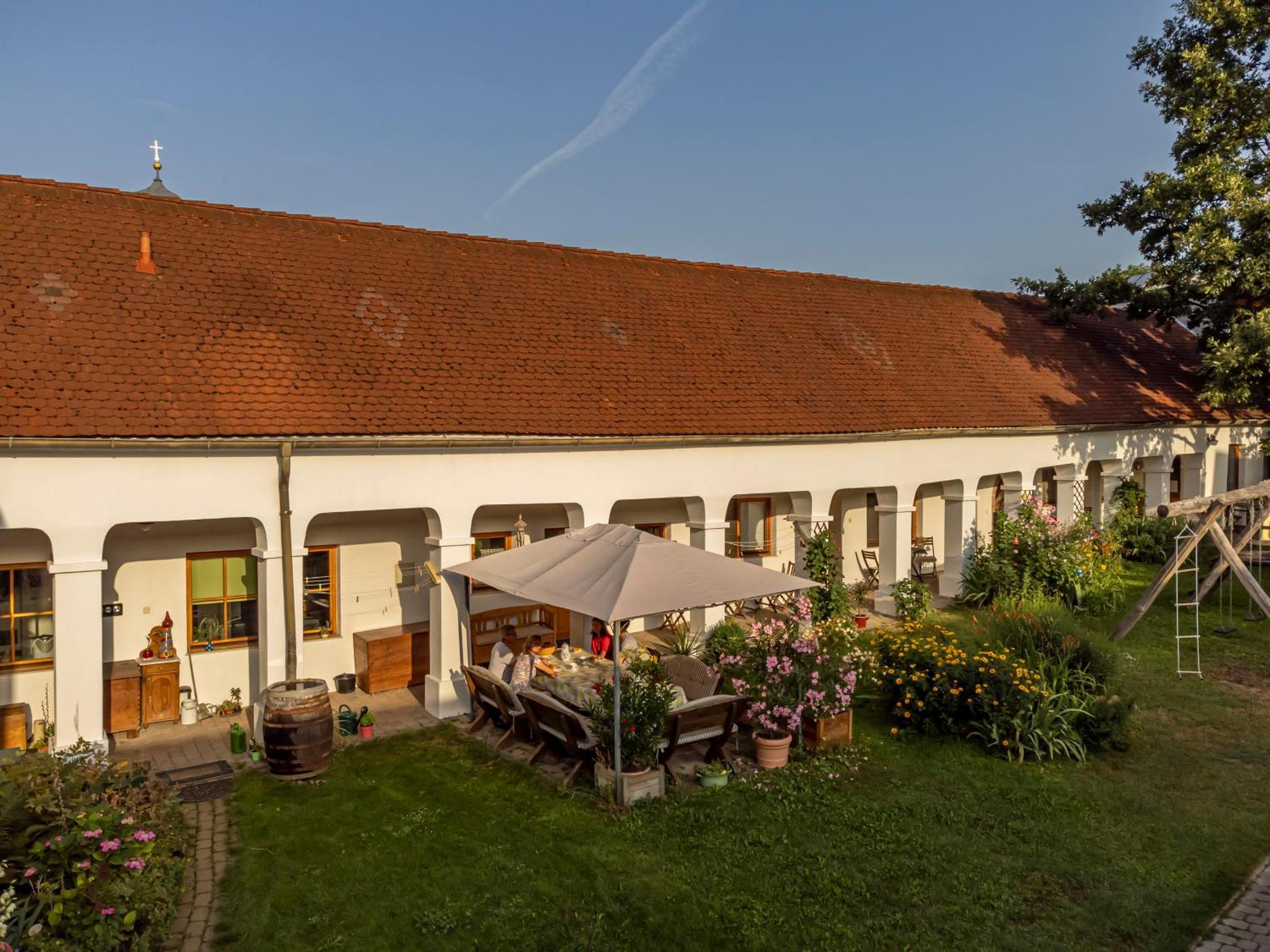 Отель Weingut Bohrn Himmelbett Herrnbaumgarten Экстерьер фото